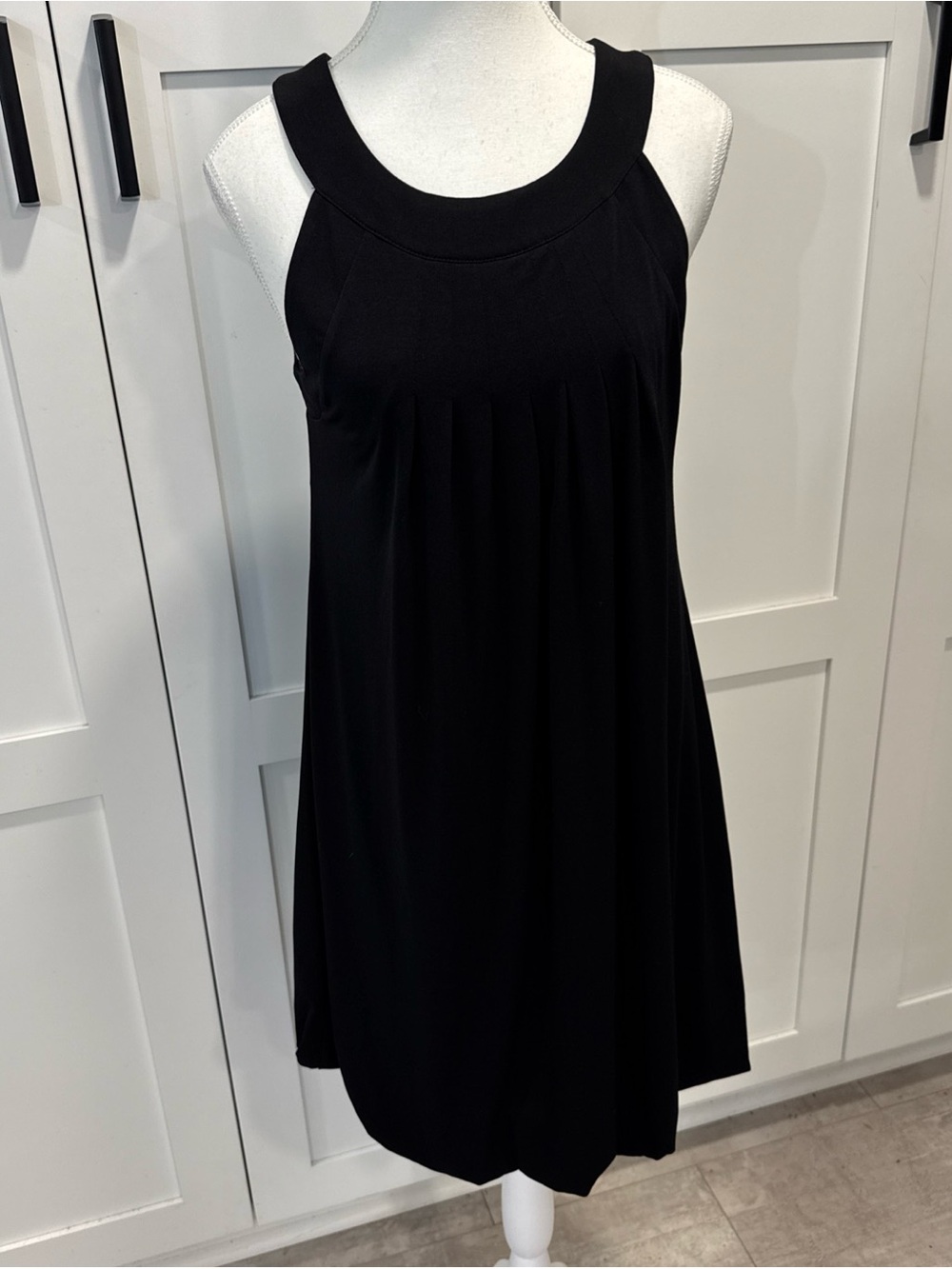 ELLE Sleeveless black short dress size M pleated front